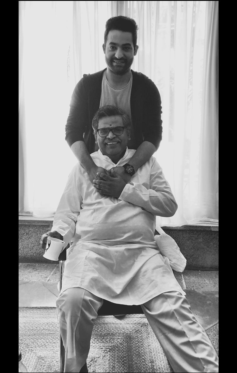 ఈ రోజు బర్త్ డే జరుపుకుంటున్న రైటర్ సిరివెన్నెల సీతారామశాస్త్రితో.
