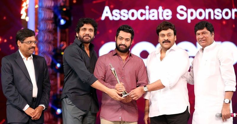 ఓ అవార్డు ఫంక్షన్లో నాగార్జున, చిరంజీవి, రాజేంద్రప్రసాద్లతో.