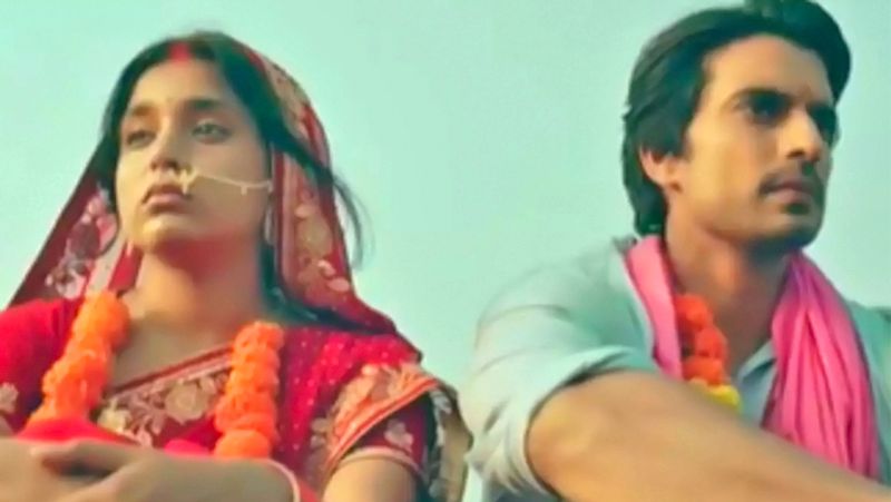 नंबर 3 : इमली
इंप्रेशन- 12480
कास्ट- सुंबुल तौकीर, मयूरी देशमुख, गश्मीर महाजनी, आस्था अग्रवाल, चंद्रेश सिंह।
फिलहाल शो में दिखाया जा रहा है कि आदित्य की पत्नी मालिनी को दोनों के रिश्ते का सच पता चल गया है जिससे वो आत्महत्या की कोशिश कर चुकी है। कई ड्रामे के बाद अब आदित्य इमली और अपने रिश्ते को स्वीकार करना चाहता है। आदित्य चाहता है कि वो इमली को अपनी पहली पत्नी का स्थान दे और उसे अपने परिवार के पास ले जाए। बता दें कि शो की कहानी इमली नाम की एक गांव की लड़की पर बेस्ड है, जिसे गांव वालों की एक गलतफहमी के चलते शहरी रिपोर्टर आदित्य से जबरदस्ती शादी करनी पड़ती है।