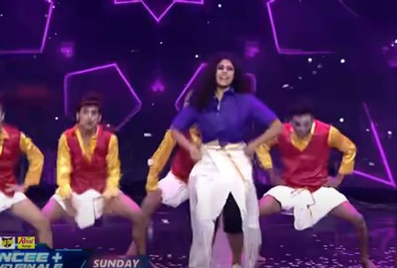 ఇందులో జడ్జ్ మోనాల్ చేసిన కామెంట్ హైలైట్గా మారింది. దీనికి ఫరియా సైతం ఫిదా కావడం విశేషం. ఈ ప్రోమో యూట్యూబ్లో ట్రెండ్ అవుతుంది.