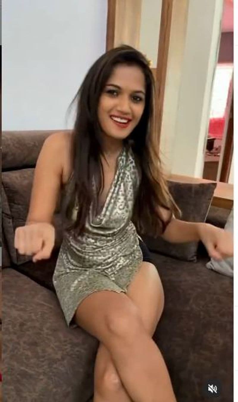 అరియానా అందాల కవ్వింత.