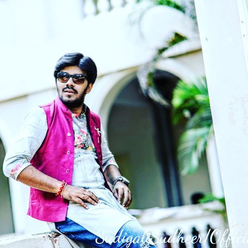 సింగింగ్, మ్యాజిక్ వంటివి సుధీర్ కి తెలిసిన మరికొన్ని విద్యలు. తనకు తెలిసిన విద్యలను వేదికలపై చక్కగా ప్రదర్శిస్తూ సూపర్ పాపులారిటీ తెచ్చుకున్నారు ఆయన.
