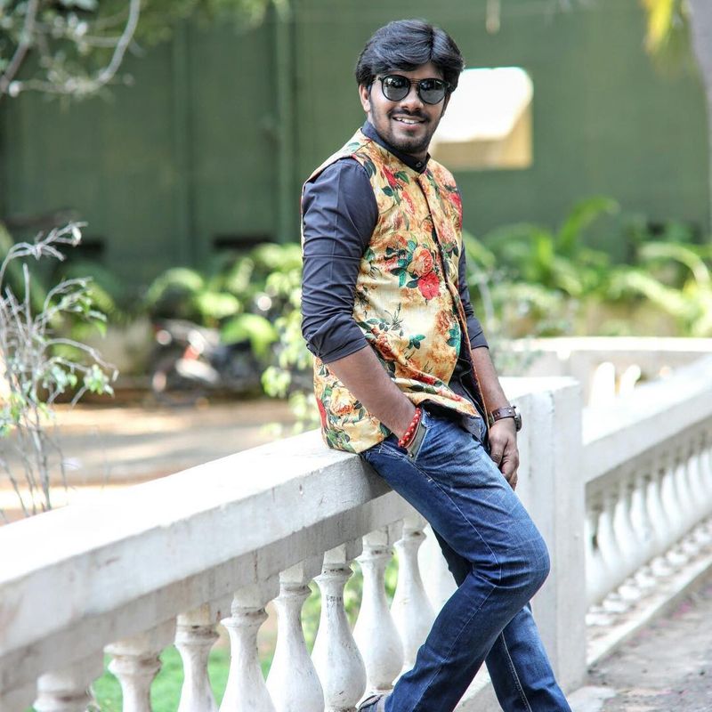 చేతి నిండా బుల్లితెర షోలతో బిజీగా ఉన్న సుధీర్ హీరోగా కూడా మారిన విషయం తెలిసిందే. సాఫ్ట్ వేర్ సుధీర్, 3 మంకీస్ చిత్రాలలో ఆయన హీరోగా చేశారు.