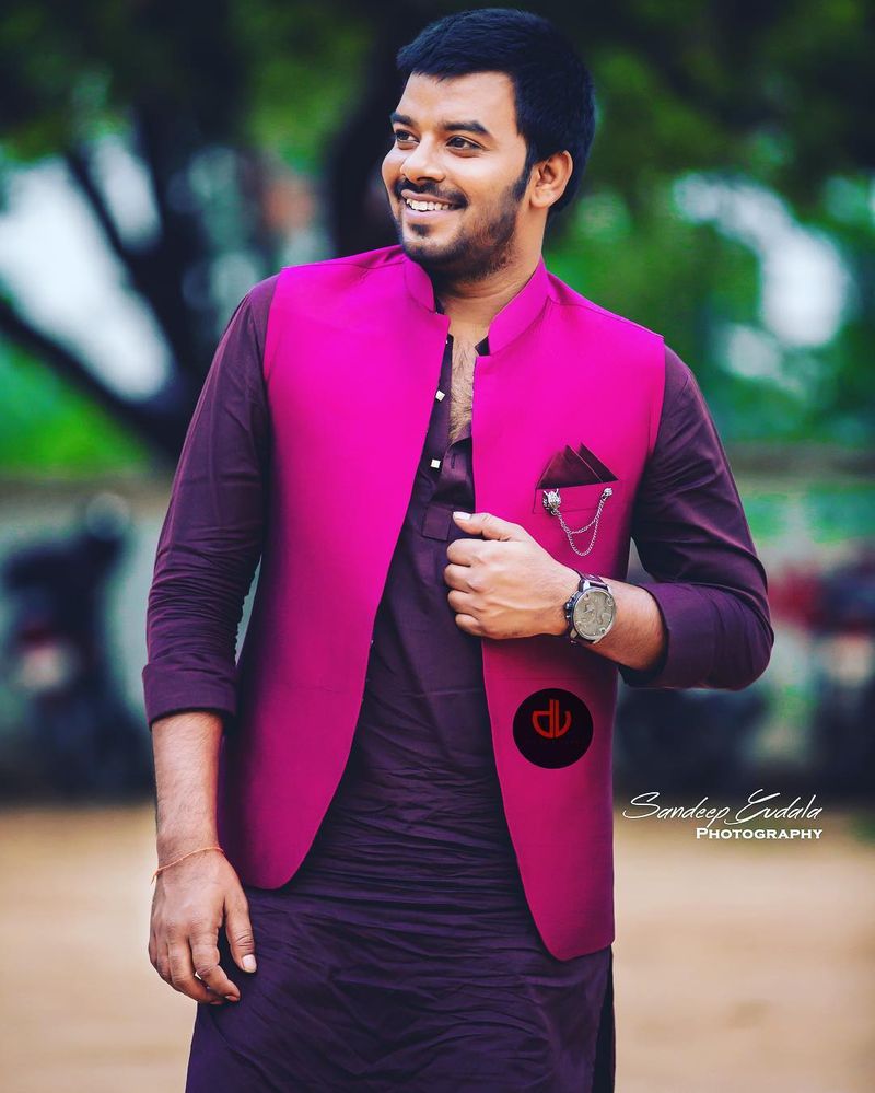 జబర్దస్త్ వేదికపై మొదలైన సుధీర్ ప్రస్థానం సక్సెస్ ఫుల్ గా కొనసాగుతుంది. ముఖ్యంగా ఢీ షో ఆయన ఇమేజ్ ఎక్కడికో తీసుకెళ్లింది. ఢీ షోలో సుధీర్ పంచే కామెడీ, సాంగ్స్ కి గ్రేసింగ్ స్టెప్స్ ప్రత్యేక ఆకర్షణ అని చెప్పాలి.