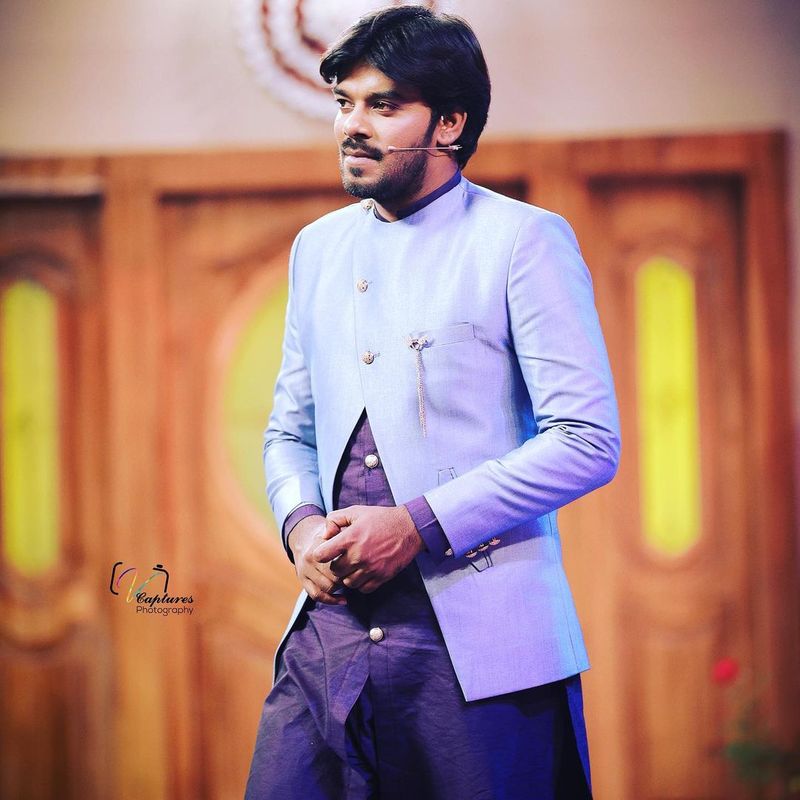 మరో వైపు సుధీర్, రష్మీ లవ్ రూమర్స్ కొనసాగుతున్నాయి. వీరిద్దరి మధ్య ఏదో ఉందని గట్టిగా నమ్ముతున్నారు బుల్లితెర ఆడియన్స్. రష్మీ సైతం మరో రెండు మూడేళ్ళ వరకు పెళ్లి ఆలోచన లేదని అంటున్నారు.