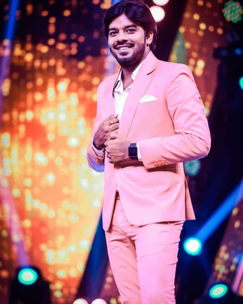 ఈ విషయంలో ఇద్దరి అభిప్రాయాలు కలువగా, పెళ్లి చేసుకునే ఆలోచన ఉందేమో చూడాలి. రష్మీ సైతం బుల్లితెర స్టార్ యాంకర్ గా ఫుల్ బిజీగా ఉన్న విషయం తెలిసిందే.