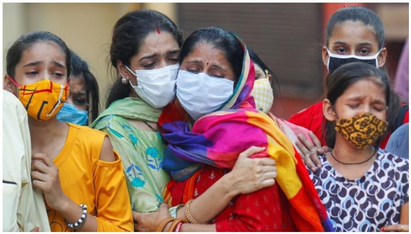 শনিবারের স্বাস্থ্য ভবনের করোনা বুলেটিন অনুযায়ী, একদিনে কলকাতায় করোনার নতুন ঢেউয়ে আক্রান্তের সংখ্যা ১৭৩৫ জন এবং কলকাতায় মোট আক্রান্তের সংখ্যা ২৯২,২৯২ জন। রাজ্যে এই মুহূর্তে মোট আক্রান্ত ১৩৫৪,৯৫৬ জন।
