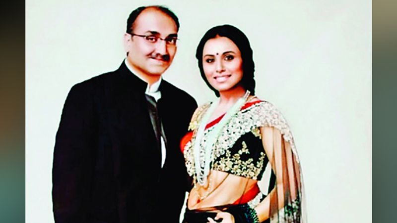 मीडिया रिपोर्ट्स की मानें तो आदित्य एंटी सोशल पर्सनैलिटी डिसऑर्डर से जूझ रहे हैं। इस बीमारी से पीड़ित व्यक्ति की सबसे बड़ी समस्या ये होती है कि वह भीड़ का सामना नहीं कर पाते है। यही कारण है कि आदित्य अपने सामने कैमरा और मीडिया को देखते ही तुरंत वहां से निकल जाते है।