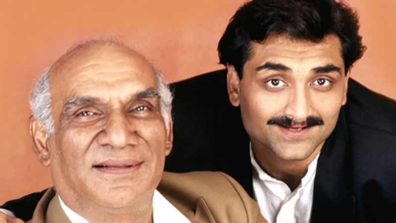 आदित्य और रानी का प्यार परवान चढ़ रहा था तब आदि शादीशुदा थे। वे पिता यश चोपड़ा, पत्नी पायल और अन्य परिवारवालों के साथ मुंबई में रहा करते थे। ऐसा कहा जाता है कि यश चोपड़ा को आदित्य और रानी का रिश्ता पसंद नहीं था। यश चोपड़ा नहीं चाहते थे कि आदित्य, पायल को तलाक दें। इस बात से नाराज होकर आदित्य घर छोड़ होटल में रहने लगे थे।