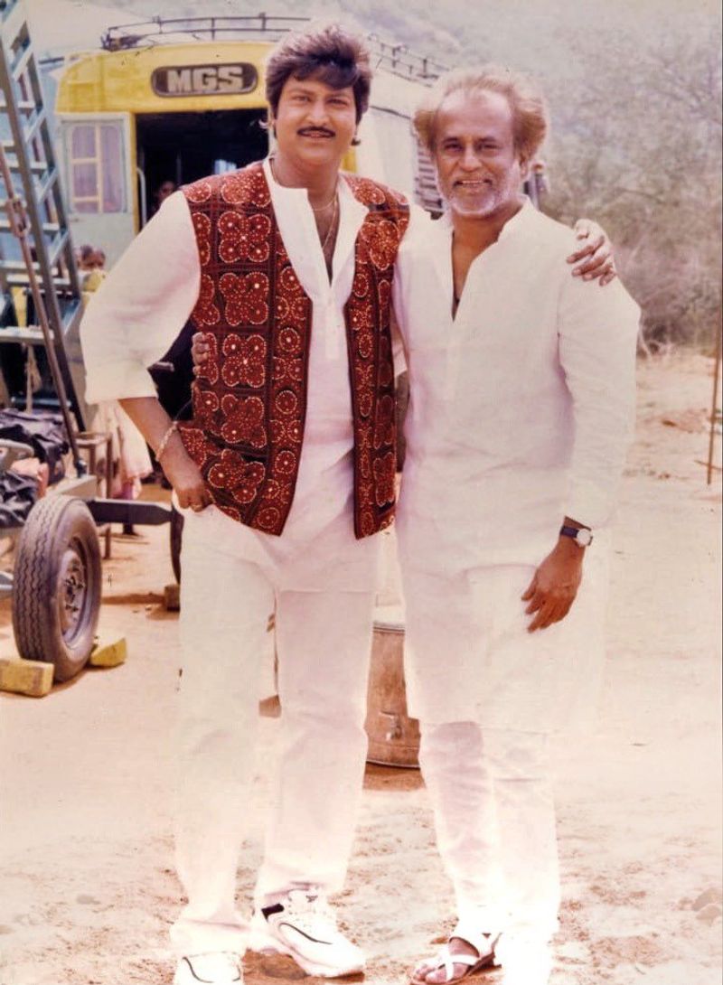 ఇక మోహన్ బాబు కెరీర్ లో అతిపెద్ద హిట్ మూవీగా ఉన్న పెద్దరాయుడు మూవీలో రజినీకాంత్ తక్కువ నిడివి కలిగిన కీలక రోల్ చేశారు. పాపారాయుడుగా మోహన్ బాబు తండ్రి పాత్ర రజినీ చేయడం జరిగింది.