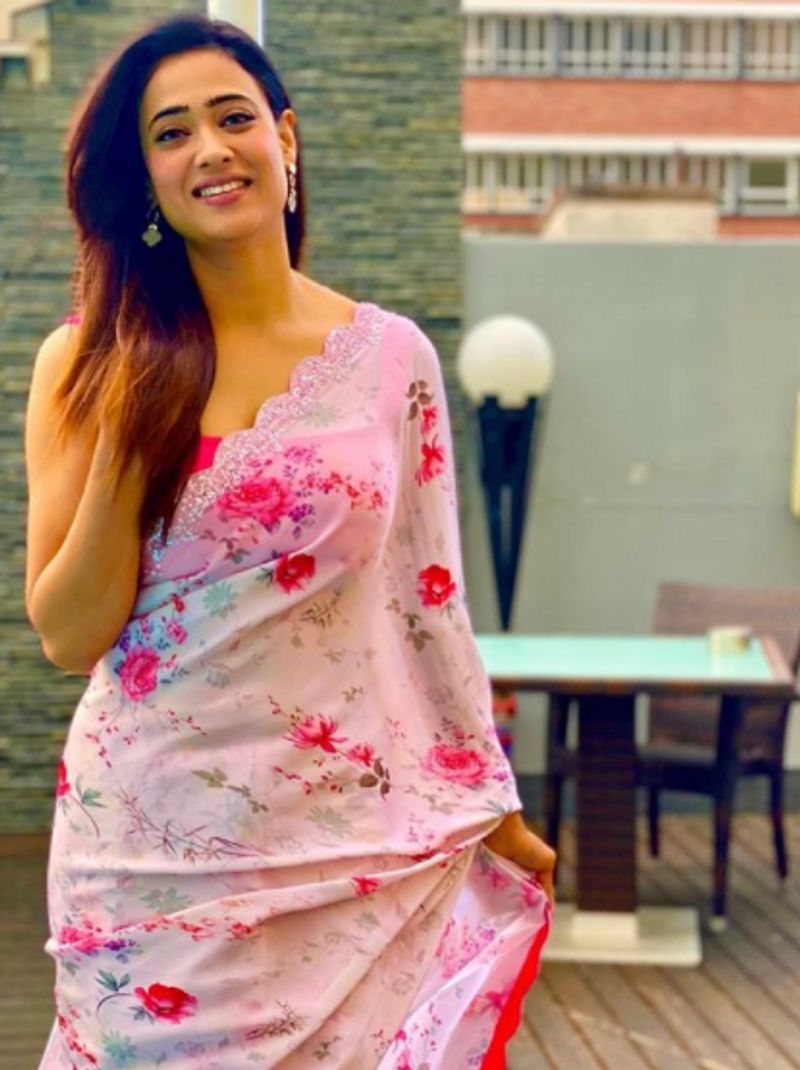 ಶ್ವೇತಾ ತಿವಾರಿ ಪ್ರಸ್ತುತ ಖತ್ರೋನ್ ಕೆ ಖಿಲಾಡಿ ಸೆಟ್ಗಳಿಂದ ತಮ್ಮ ಇತ್ತೀಚಿನ ಫೋಟೋಗಳ ಮೂಲಕ ಫಿಟ್ನೆಸ್ ಗೋಲ್ಸ್ ನೀಡುತ್ತಿದ್ದಾರೆ.