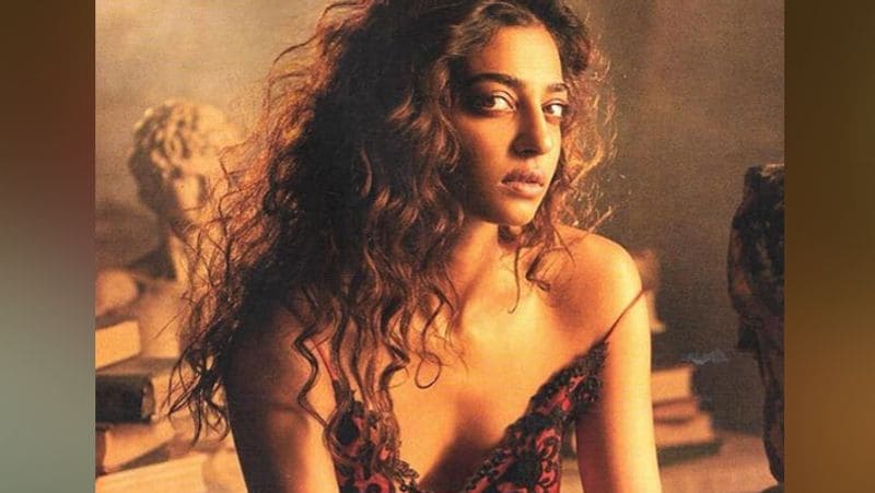 অভিনেত্রী আরও জানান, লোকগুলি ঘরে ঢুকেই রাধিকার শরীরের মাপ নিতে শুরু করে, প্রথমে প্রচন্ড ভয় পেয়ে গেলেও এটা নাকি অডিশনেরই অংশ বলে জানান তাকে। প্রথমবারের সেই তিক্ত অভিজ্ঞতা আজও ভোলেননি রাধিকা।