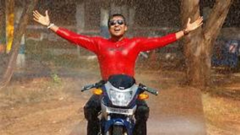 இந்த படத்தில், ஜோதிகாவின் குந்தவி கதாபாத்திரம் எந்த அளவிற்கு ரசிக்கப்பட்டதோ... அதே அளவிற்கு ஐஷு கதாபாத்திரத்தில் நடித்த, பூமிகாவின் கதாபாத்திரமும் ரசிகர்களை வெகுவாக கவர்ந்தது.