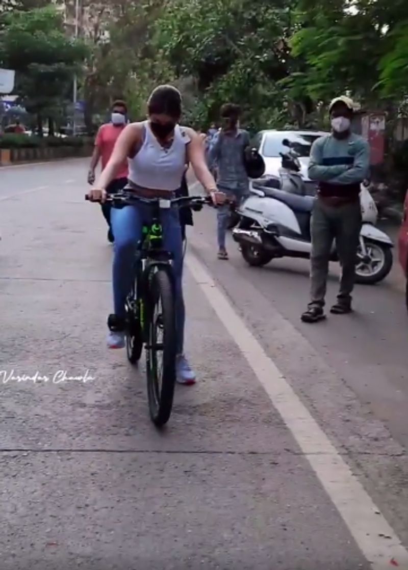 ഫോട്ടോയ്ക്ക് പോസ് ചെയ്യാതെ ജാൻവി കപൂര് ഉടൻ തന്നെ പോകുകയും ചെയ്തു.