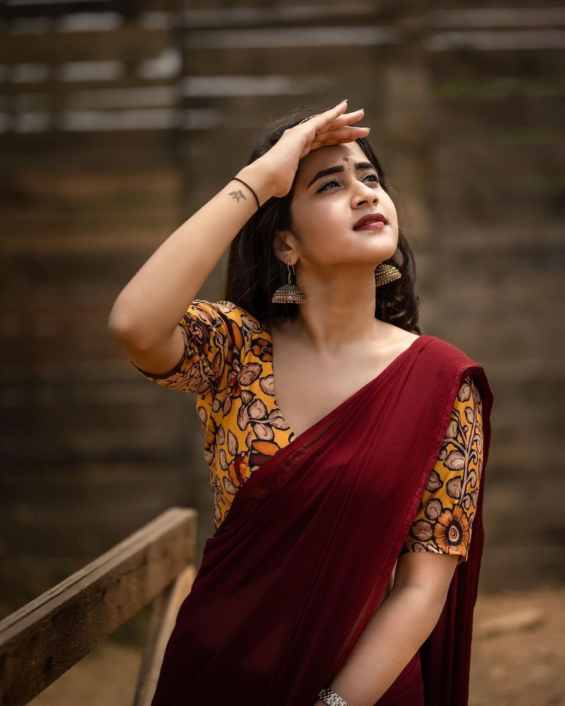 దీప్తి.. గత కొన్ని రోజులుగా మరో యూట్యూబ్ స్టార్ షణ్మఖ్ జస్వంత్తో ప్రేమ పాఠాలు చెప్పుకుంటోంది. వీరిద్దరు కలిసి నటించడంతోపాటు కలిసి పనిచేస్తున్నారు.