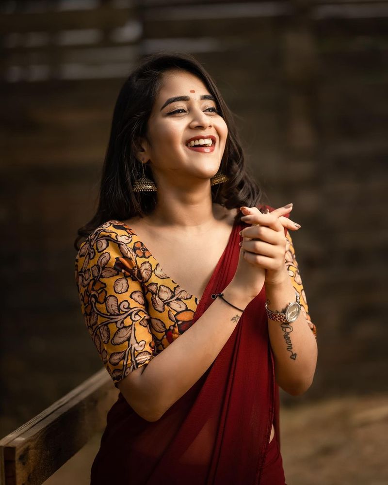 ఇదిలా ఉంటే దీప్తి, షణ్ముఖ్ ఇప్పుడు ప్రేమలో మునిగితేలుతున్నారు. వీరిద్దరు త్వరలో పెళ్లి చేసుకోబోతున్నారనే ప్రచారం కూడా జరుగుతుంది.