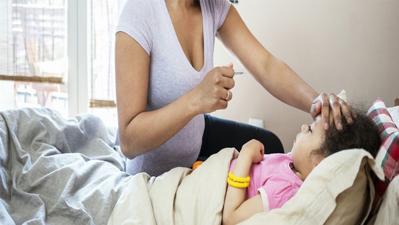 कैसे करें MIS-c की पहचान
एमआईएस-सी के लक्षणों में सूजन का अलावा बुखार आना, सांस लेने में परेशानी होना, पेट में दर्द और त्वचा और नाखूनों का नीला पड़ना हैं। ऐसे किसी भी प्रकार के लक्षण दिखाई देने पर आपको खास ध्यान देने की जरूरत हैं। अगर बच्चों का कोविड -19 टेस्ट नेगटिव आया हो और उनमें ये लक्षण दिखाई दें, तो ये मल्टीसिस्टम इंफ्लेमेटरी सिंड्रोम होने के संकेत हो सकते हैं।