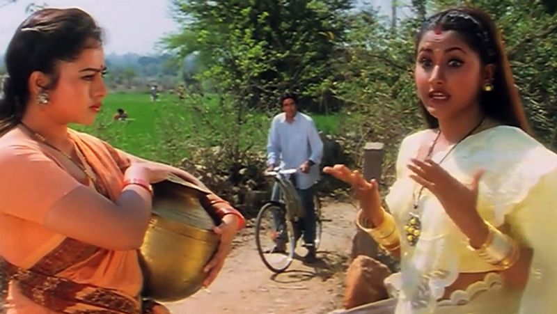 सूर्यवंशम की गिनती यूं तो फ्लॉप फिल्मों में की जाती है लेकिन अमिताभ के करियर में इस फिल्म को हिट माना जाता है। ये एक ऐसी फिल्म जिसने बॉक्स ऑफिस पर औसत प्रदर्शन किया लेकिन शायद ही कोई ऐसा होगा जिसने इस फिल्म को नहीं देखा हो। टीवी पर ये अब तक की सबसे ज्यादा दिखाई जाने वाली फिल्म बन चुकी है।