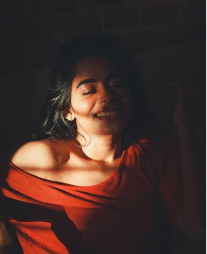 கவர்ச்சி பாதி... இருளில் மறைந்தது மீதி