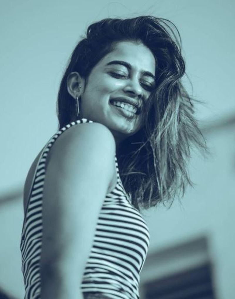 பிளாக் அண்ட் ஒயிட்டில் அழகோ அழகு