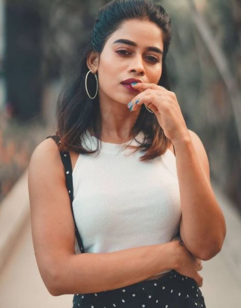 அப்படி என்ன யோசனையோ