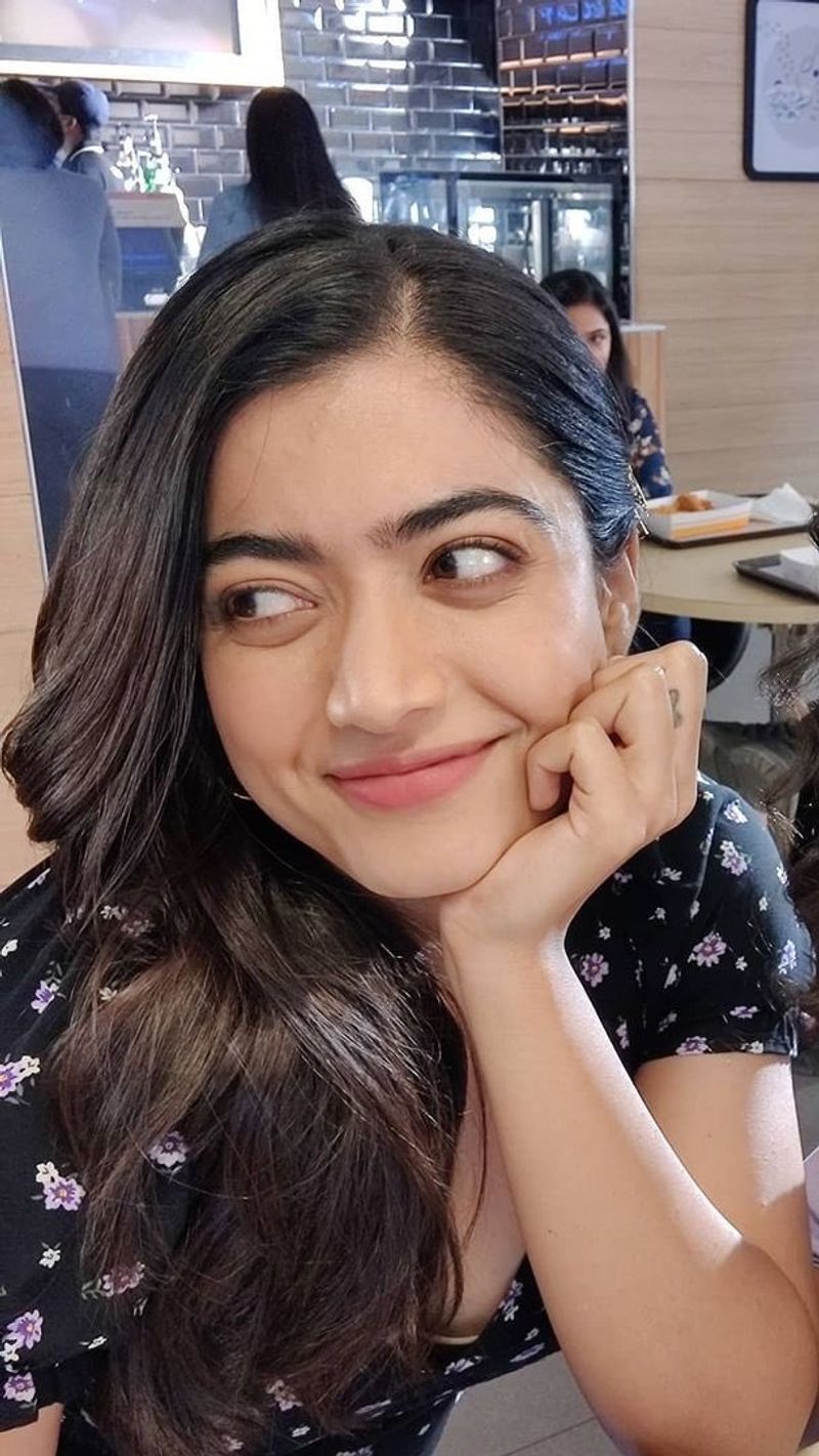 రష్మిక `ఛలో` చిత్రంతో టాలీవుడ్లోకి ఎంట్రీ ఇచ్చి `గీతగోవిందం`తో స్టార్ హీరోయిన్ అయిపోయింది. `డియర్ కామ్రేడ్`, `దేవదాస్`, `సరిలేరు నీకెవ్వరు`, `భీష` చిత్రాలతో ఆకట్టుకుంది.