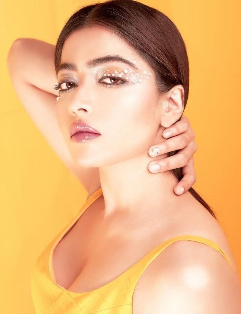 ఇప్పుడు కాస్త క్యూట్నెస్తోపాటు హాట్నెస్ కూడా పెరిగింది. అందుకే కుర్రాళ్ల మతిపోగొడుతుంది. అభినయంతో మెప్పిస్తుందీ భామ.