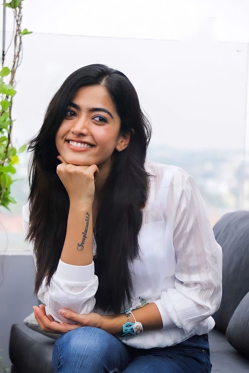 రష్మిక గ్లామర్ ఫోటోలు.