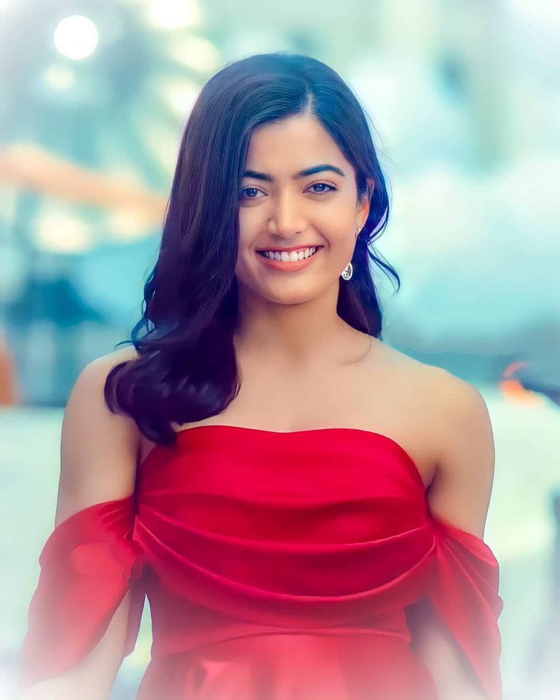 అలా వెండితెరకు పరిచయమైన అనతి కాలంలోనే స్టార్ హీరోయిన్ గా దూసుకుపోతున్నారు. 25ఏళ్లకే రష్మిక బాలీవుడ్ స్థాయికి ఎదిగింది. భవిష్యత్ లో ఆమె ఇంకెన్ని అద్భుతాలు చేయనున్నారు.