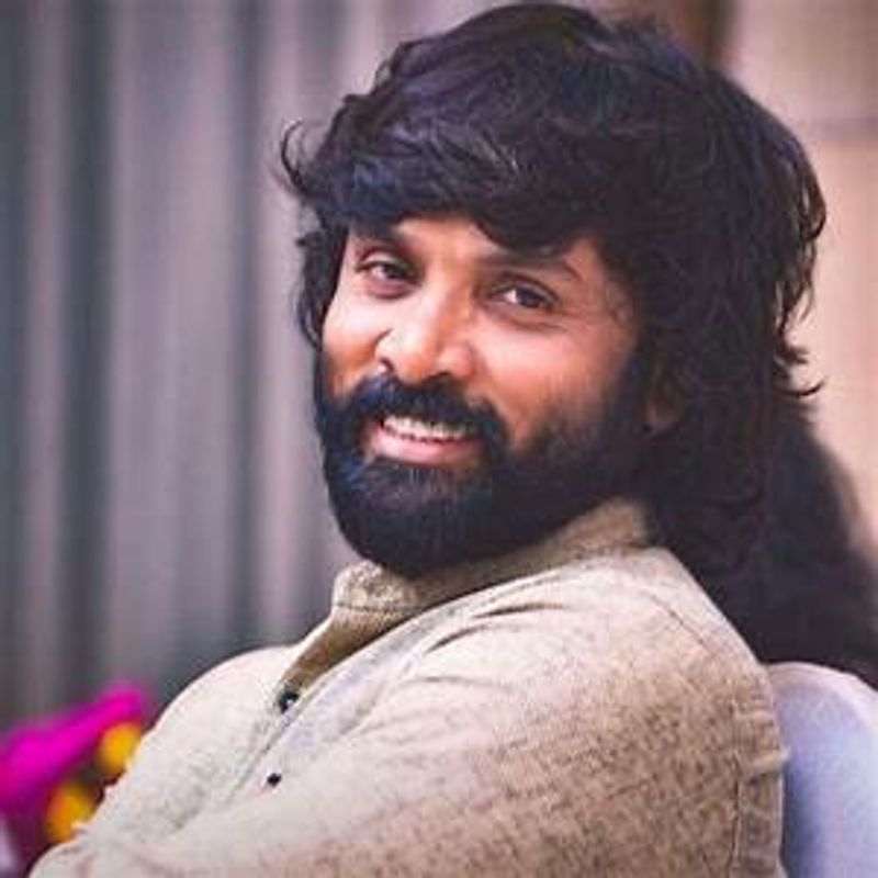 தமிழ் திரையுலகில் பல சூப்பர் ஹிட் பாடல்களை, முன்னணி நடிகர்கள் படங்களுக்கு எழுதியுள்ளனர் பாடலாசிரியர் சினேகன்.