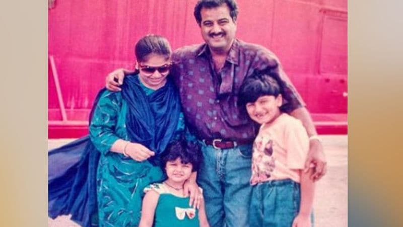  বলিউডের চাঁদনি শ্রীদেবীর প্রেমে পড়ার আগেই বিবাহিত ছিলেন বলি পরিচালক বনি কাপুর। তবে শুধু বিবাহিতই নন, দুই সন্তান অর্জুন কাপুর ও অনুষা কাপুরের বাবাও ছিলেন বনি। 