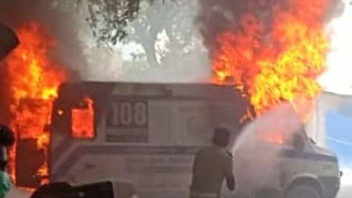 Terrible shock .. 108 ambulance cylinder exploded and caught fire at Coimbatore Government Hospital premises .. Excitement. Terrible shock .. 108 ambulance cylinder exploded and caught fire at Coimbatore Government Hospital premises .. Excitement.