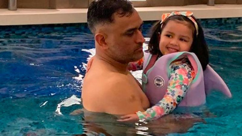 कैसा है लिविंग रूम
लिविंग रूम में ग्रे रंग के शेड्स हैं। ग्रे कुशन के साथ एक हल्के भूरे रंग का मखमली सोफे, कॉफी टेबल, और तुर्की की कालीन भी बिछी गई है। धोनी की पत्नी साक्षी कई बार अपने लिविंग रूम की फोटो भी सोशल मीडिया में शेयर कर चुकी हैं। धोनी के फॉर्महाउस में स्वीमिंग पूल भी है।
