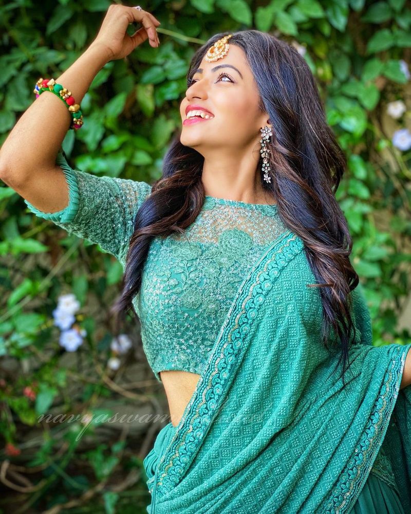 అయితే నవ్యస్వామి స్టార్ హీరోయిన్ల రేంజ్ అందం కావడం విశేషం. ఇంకా చెప్పాలంటే స్టార్హీరోయిన్లని మించిన అందం ఆమెసొంతమని చెప్పొచ్చు.