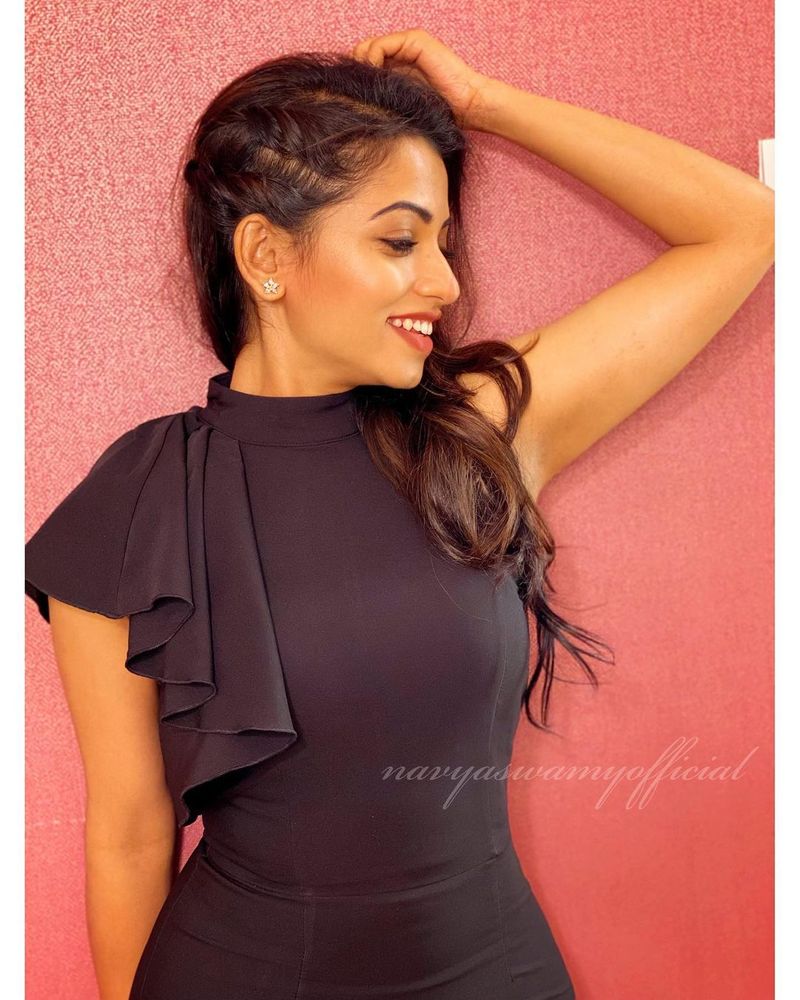 ఈ అమ్మడిలో గ్లామర్ యాంగిల్ కూడా ఉంది. పలు ఫోటో షూట్లో అందాలు ఆరబోస్తూ రెచ్చిపోయింది. కుర్రాళ్లకి పిచ్చెక్కించింది.