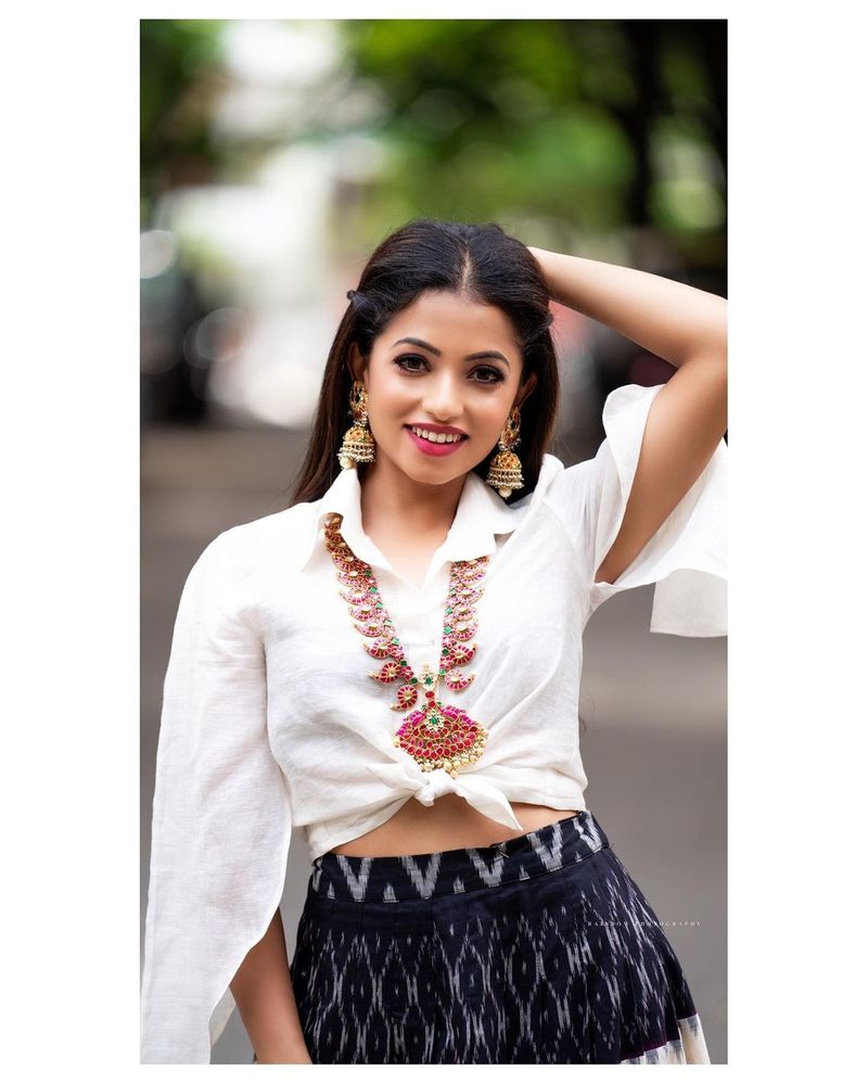 నవ్య స్వామి గ్లామర్ ఫోటోలో(సోర్స్ః ఇన్స్టాగ్రామ్)