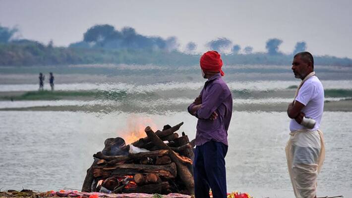 corpse is floating in ganges at Murshidabad bpsb corpse is floating in ganges at Murshidabad bpsb