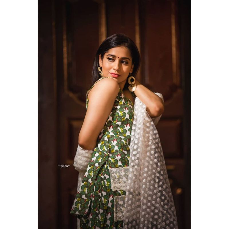 రష్మీ కొత్త ఫోటోలు పంచుకున్న ప్రతిసారీ ఇలాంటి ప్రపోజల్ తీసుకొస్తున్నారు. సుధీర్ని, రష్మీని వేరు చేసి చూడలేకపోతున్నారు ఫ్యాన్స్.