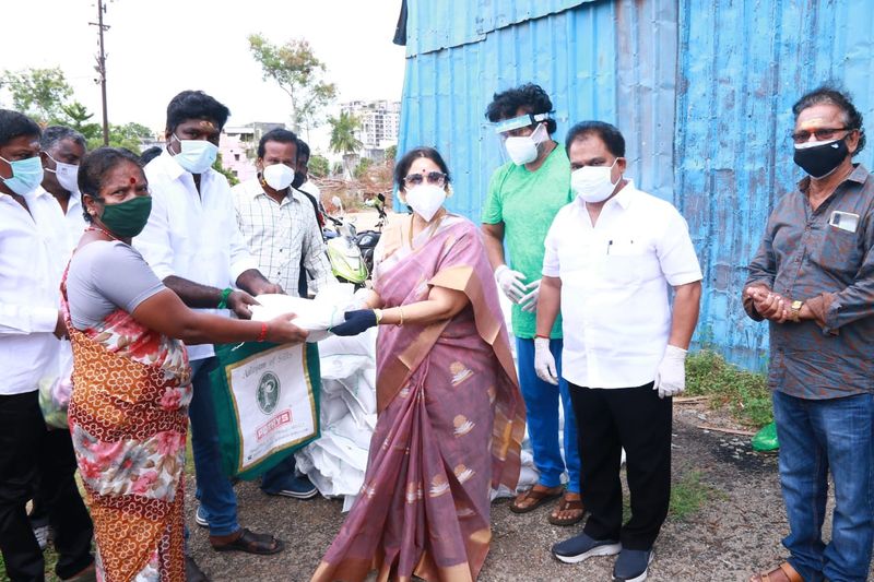 சமீப காலமாக, நடிகை ஜெயசித்ரா மற்றும் அவரது மகன் அம்ரீஷ் ஆகிய இருவரும், பல்வேறு சமூக அக்கறை கொண்ட விஷயங்களில் தங்களை ஈடுபடுத்தி கொண்டு, பல்வேறு உதவிகளை செய்து வருகிறார்கள்.