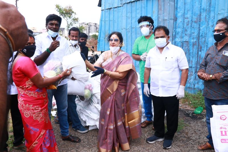 அந்த வகையில், ஏற்கனவே கொரோனா முதல் அலையால் பாதிக்கப்பட்டு, ஊரடங்கு போட்ட போது... மற்ற தொழில் துறையினரை விட, சினிமா துறையை சேர்ந்தவர்கள் பெரிதும் பாதிக்க பட்டனர். பின்னர் கொரோனா கட்டுக்குள் வந்த பின், மெல்ல மெல்ல தளர்வுகள் அறிவிக்க பட்டபோது, சினிமா தொழிலாளர்கள் மீண்டும் இயல்பு நிலைக்கு திரும்பினர்.