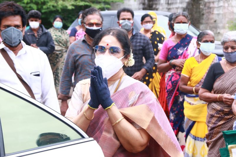 ஆனால் இந்த இயல்பு நிலை 6 மாதங்களுக்கு மேல் நிலைக்க வில்லை. தற்போது கொரோனாவின் இரண்டாவது அலை அதி தீவிரமாக பரவி வருவதால், மீண்டும் சினிமா பணிகள் முடங்கியுள்ளது. இதனால் பல சைடு ஆர்ட்டிஸ்ட் மற்றும் நாடக நடிகர்கள் அதிக அளவில் பாதிப்பை சந்தித்து வருகிறார்கள்.