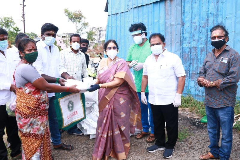 இவர்களின் நிலையை கருத்தில் கொண்டு ஏற்கனவே, கோவை சரளா, தாடி பாலாஜி , பூச்சி முருகன் போன்ற பலர் உதவிய நிலையில், தற்போது நடிகை ஜெயசித்ரா சுமார் ஆயிரத்திற்கும் மேற்பட்ட நடிகர் சங்க உறுப்பினர்களுக்கு வீட்டிற்கு தேவையான அரிசி, பருப்பு, காய்கறிகள் போன்ற அடிப்படை பொருள்களை கொடுத்து உதவியுள்ளார்.
