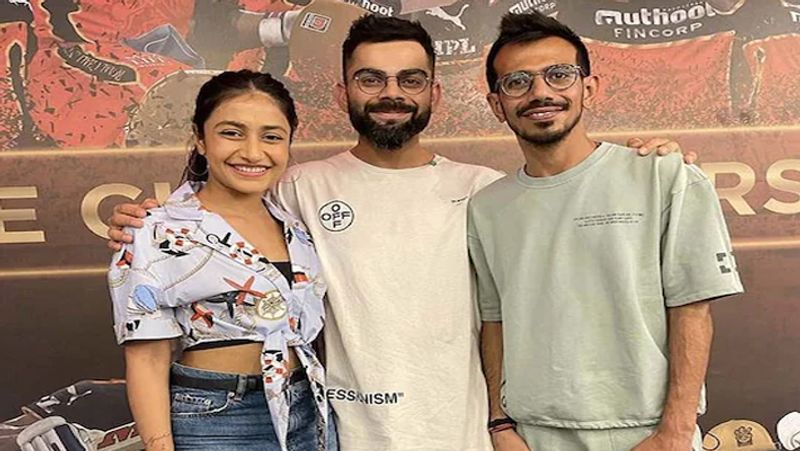 धनाश्री ने शेयर की शानदार फोटो
शनिवार को युजवेंद्र चहल का वाइफ धनाश्री वर्मा ने अपने ऑफिशयल इंस्टाग्राम पर अपने 2 तस्वीरें शेयर की हैं। जिसमें वह अपने पति और विराट कोहली संग काफी खुश नजर आ रही हैं।
