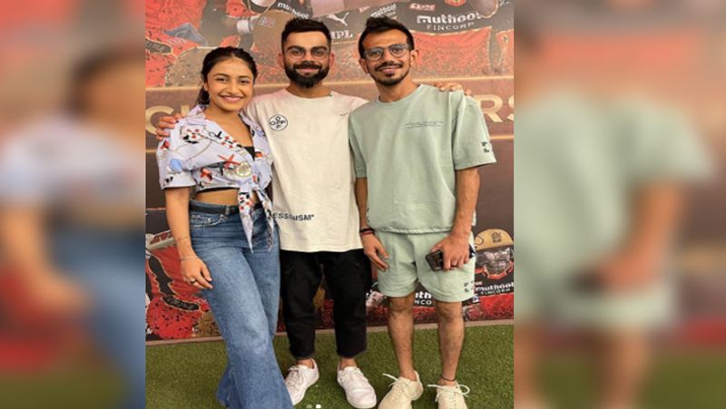 शॉर्ट्स में नजर आएं चहल
इस फोटो में जहां एक तरह कोहली कैजुअल लुक में चश्मा लगाएं नजर आ रहे हैं, तो युजी चहल ने पेस्टल ग्रीन कलर का शॉर्ट्स और टी शर्ट पहन रखा है। वहीं, धनाश्री ने एक क्रॉप टॉप के साथ बेलबॉटम जींस पहन रखा हैं।