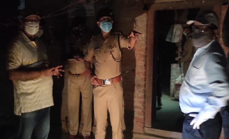 घटना की सूचना मिलते ही जिलाधिकारी अनुज कुमार झा, वरिष्ठ पुलिस अधीक्षक अयोध्या शैलेश पांडे और पुलिस अधीक्षक ग्रामीण शैलेंद्र सिंह मौके पर पहुंचे। वहीं शवों को कब्जे में लेकर पोस्टमार्टम के लिए भेज दिया गया है। आरपियों को तलाश में पुलिस लग गई है। एसएसपी ने कहा कि आरोपी के परिजनों को उठाकर कड़ी पूछताछ कर रहे हैं और आरोपी की गिरफ्तारी के लिए छापेमारी की जा रही है। वहीं जिलाधिकारी अनुज कुमार झा ने बताया कि पूरे प्रकरण की जांच की जाएगी कोई ढिलाई बर्दाश्त नहीं की जाएगी।