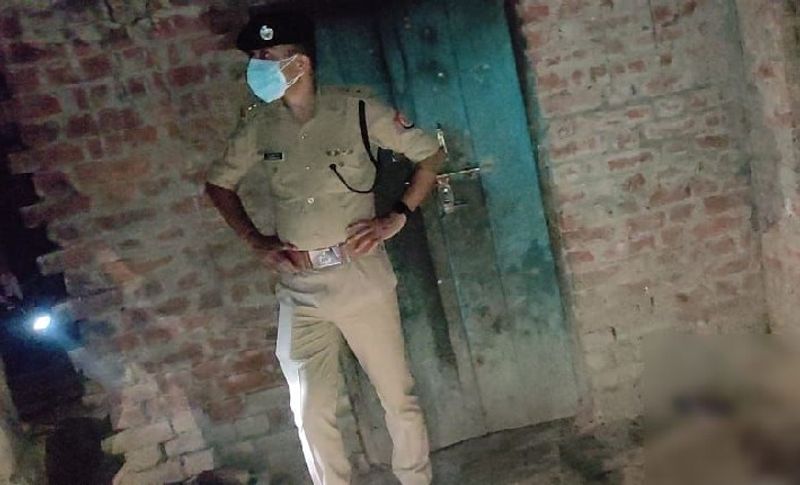 थाना प्रभारी मिल्कीपुर रितेश सिंह ने बताया कि मृतत राकेश कंहार का परिवार और उनका भांजा एक ही मकान में रहते थे। लेकिन घटना के बाद से उसका कोई पता नहीं चल रहा है।