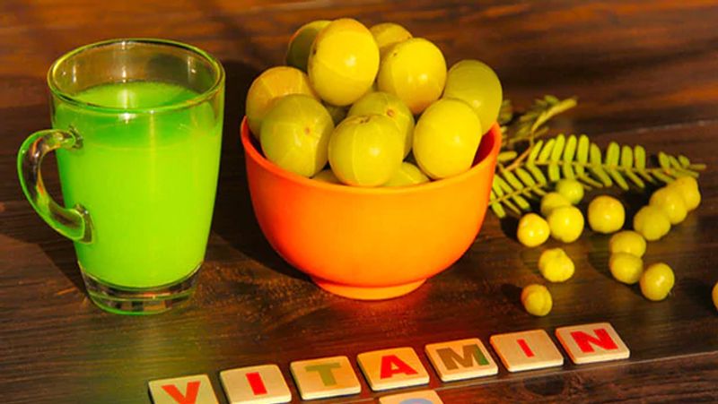 ऐसे करें आंवला का सेवन
आंवले का कसैला स्वाद कई लोगों को पसंद नहीं आता है, इसलिए आप इसकी कैंडी या फिर गुड़ और सेंधा नमक के साथ इसका सेवन कर सकते हैं। इसका जूस भी काफी स्वादिष्ट लगता है।
