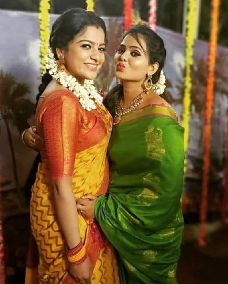 பட்டு புடவையில் கொள்ளை அழகு 