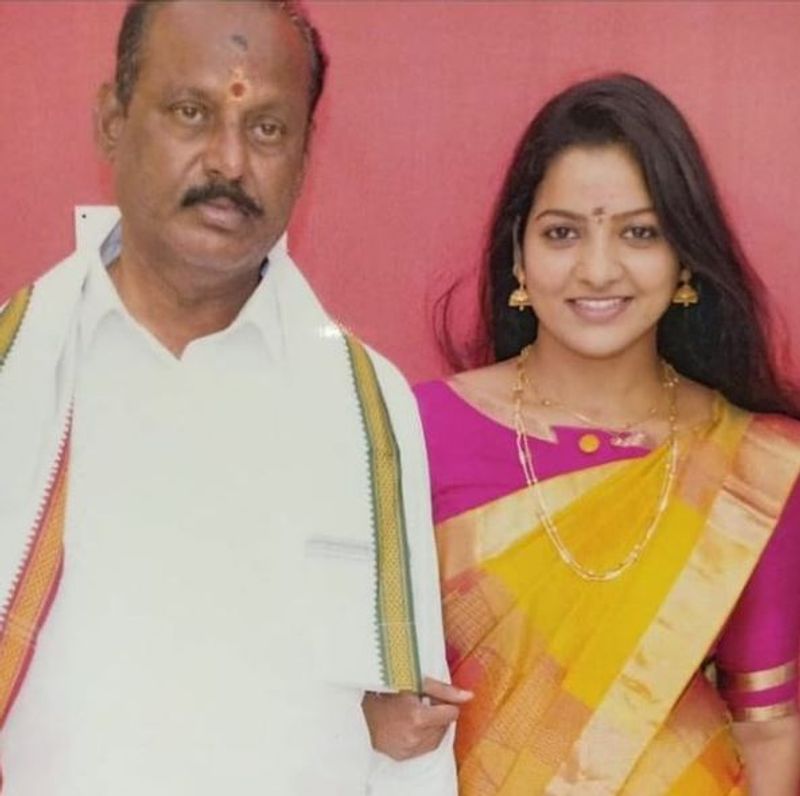 அப்பாவுடன் சித்ரா எடுத்து கொண்ட புகைப்படம் 