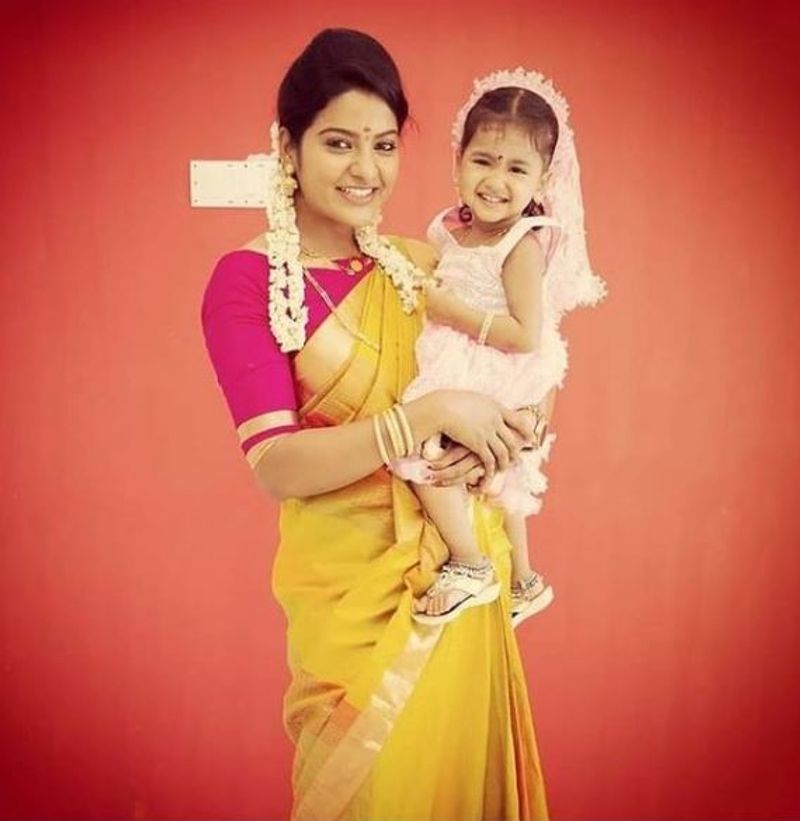 குழந்தையை கொஞ்சும் அழகு தேவதை 